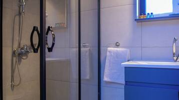 Tina con regadera, tina de hidromasaje, regadera tipo lluvia