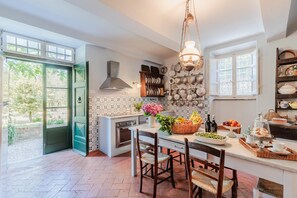 Een koelkast, een microgolfoven, een oven, een vaatwasser