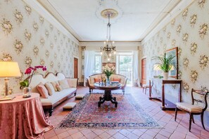 Televisie en een open haard