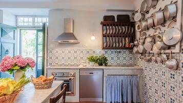 Frigorífico, microondas, horno y lavavajillas