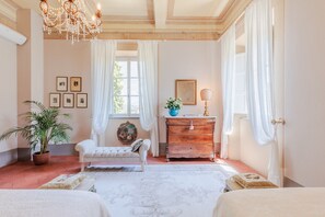 5 bedrooms, iron/ironing board, free WiFi, bed sheets