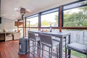 Outdoor dining - Kings Beach Home with Pool + Putt Putt (Caloundra)