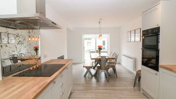 Cottage | Private kitchen | Fridge, dishwasher, electric kettle, toaster