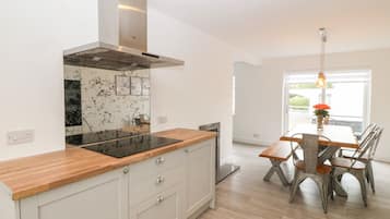 Cottage | Cucina privata | Frigorifero, lavastoviglie, bollitore elettrico, tostapane