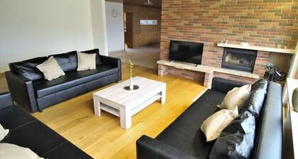 Schöne, Große Wohnung mit Parkplatz und Terasse