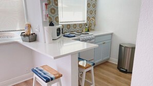 Een koffiezetapparaat/waterkoker, een koelkast, een microgolfoven
