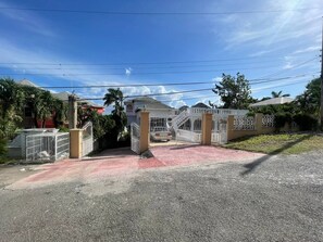 Property grounds - Gyaneth guest house Ideal getaway for work, or an escape for the entire family. (Tower Isle)