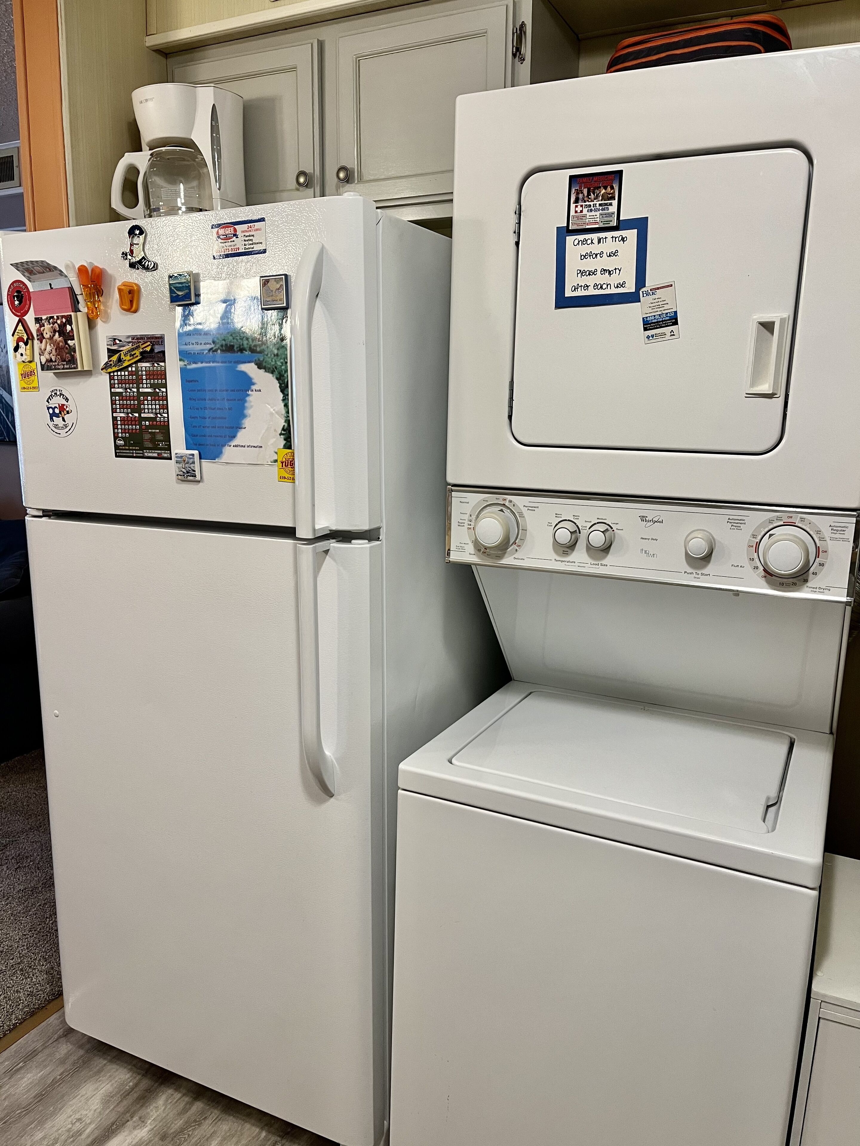 Una cocina con refrigerador y microondas.