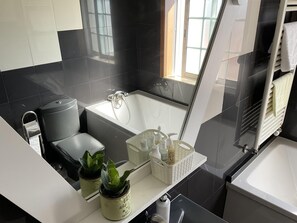 Baignoire, articles de toilette écologiques, sèche-cheveux