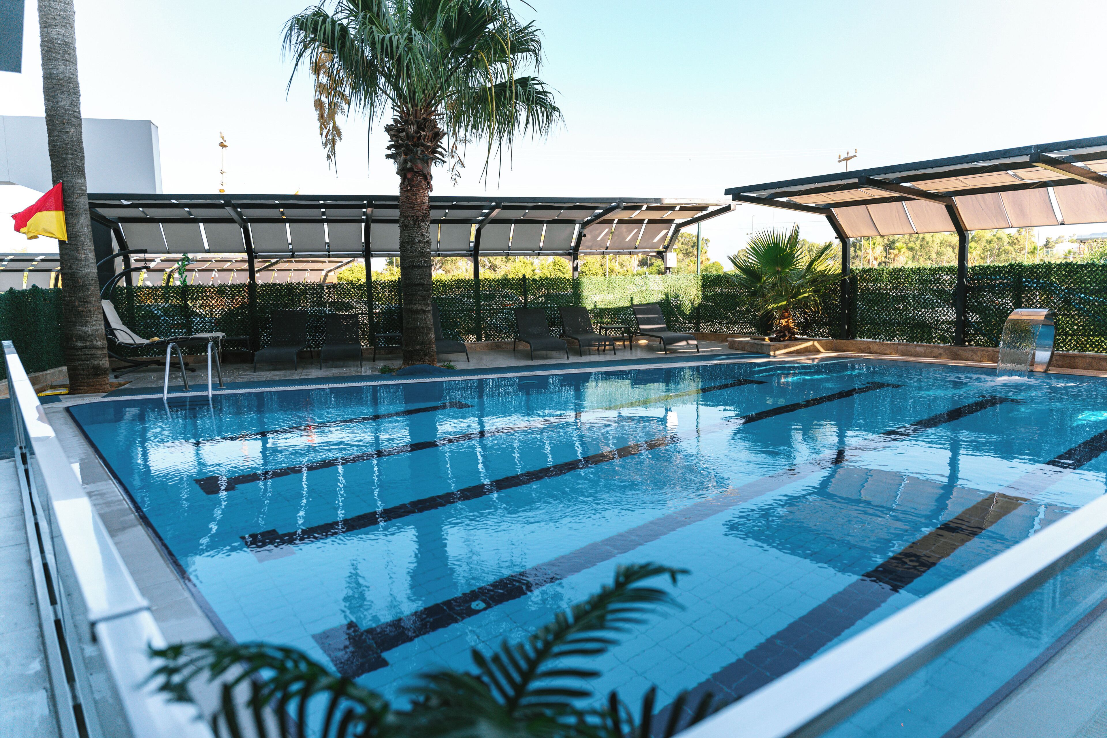 สระว่ายน้ำกลางแจ้ง