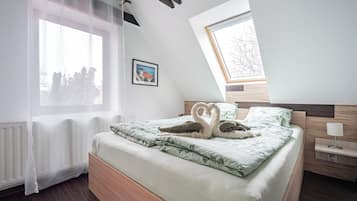 2 bedrooms, in-room safe, desk, iron/ironing board