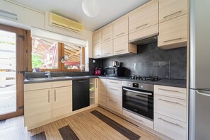 Réfrigérateur, four à micro-ondes, un four, surface de cuisson