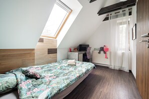 2 chambres, coffre-fort, bureau, fer et planche à repasser
