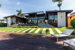 Terrace/patio - Spectacular modern, luxury 4 bedroom/2.5 bath waterfront pool home. (Marco Island)