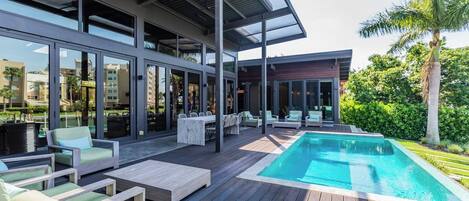 Alberca al aire libre y alberca climatizada