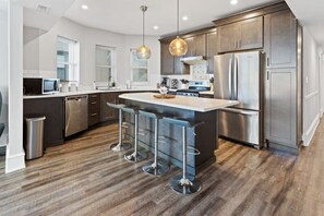 冰箱、微波炉、烤箱、炉灶