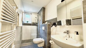 Dusche, umweltfreundliche Kosmetikartikel, Haartrockner, Handtücher