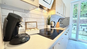 ثلاجة، ميكروويف، فرن، موقد طهي مسطح