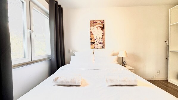 2 chambres, bureau, fer et planche à repasser, lit de bébé portatif
