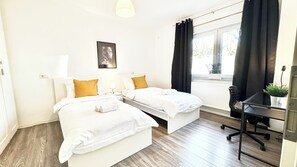 2 Schlafzimmer, Schreibtisch, Bügeleisen/Bügelbrett, Reisekinderbett