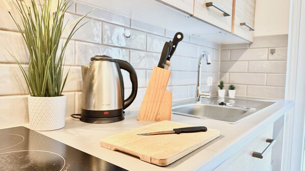 Kühlschrank, Mikrowelle, Ofen, Herdplatte