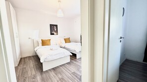 2 عدّة غرف نوم ومكتب ومكواة/لوح كي وسرير سفر