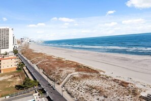 On the beach - Steps from the Beach! Spacious, Modern 4BR/2BA Apt (Atlantic City)