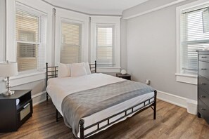 4 bedrooms, iron/ironing board, WiFi, bed sheets