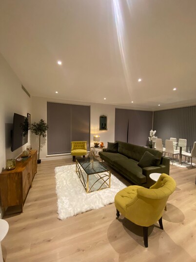 Marvelous 3 Bed Penthouse in Kewbridge