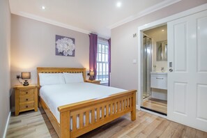 Deluxe Double Room | Desk, blackout curtains, iron/ironing board, free WiFi