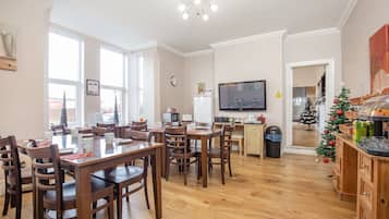 Se ofrece un desayuno continental (7 GBP por persona)