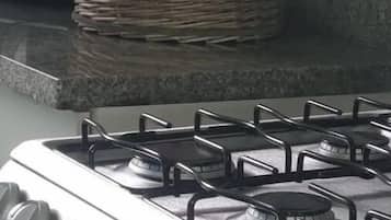 Een koelkast, een magnetron, een oven, een kookplaat