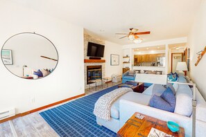 TV, fireplace, DVD player, video library - Updated condo overlooking Eagle River - minutes to Beaver Creek & Vail (Eagle-Vail)