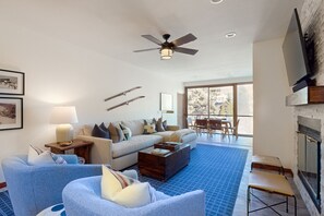 Télévision, cheminée, lecteur de DVD, vidéothèque