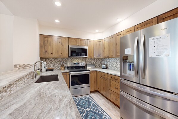 Refrigerador, microondas, horno y parrilla de estufa 