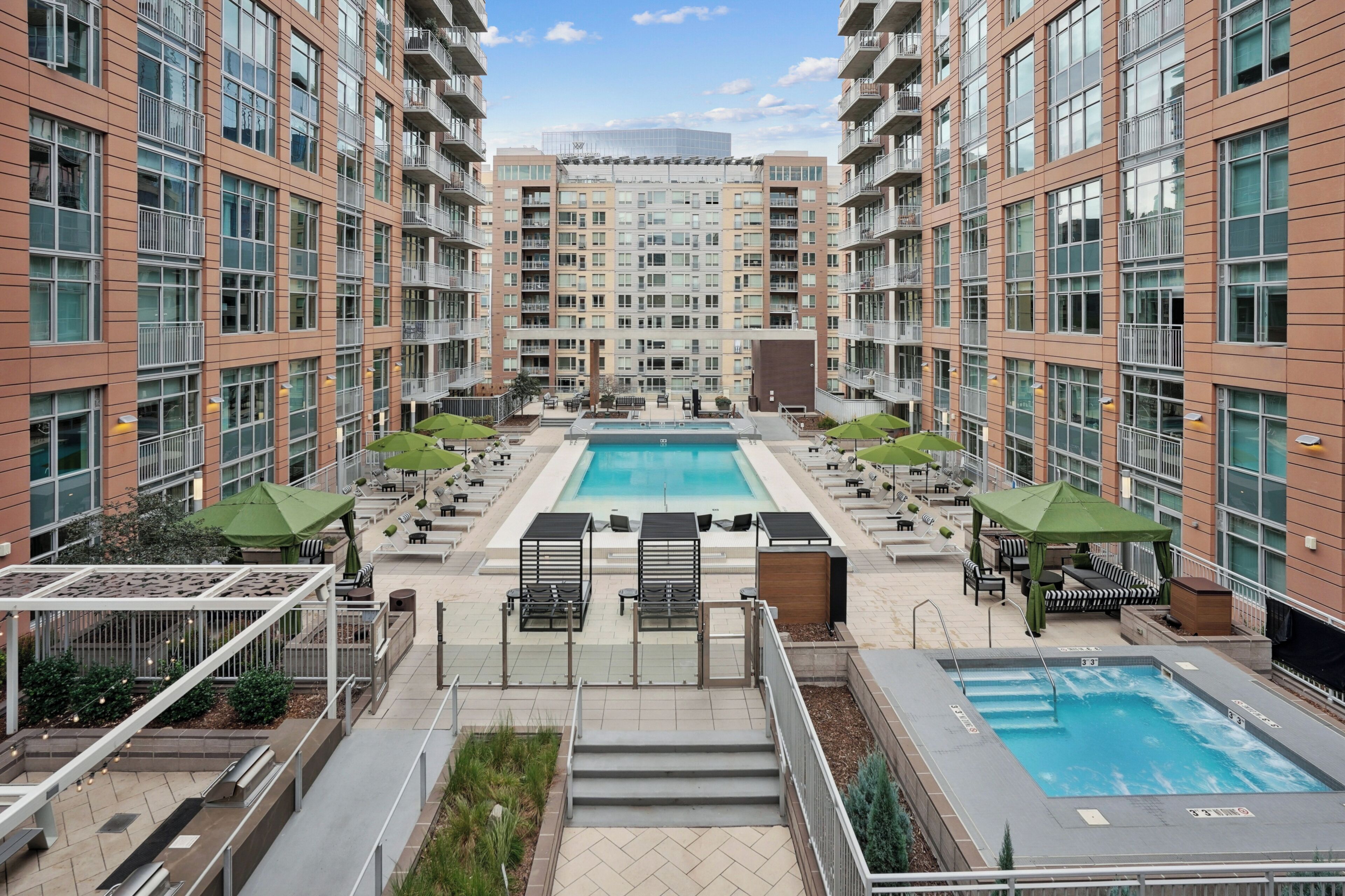 Hồ bơi ngoài trời, ghế dài tắm nắng 