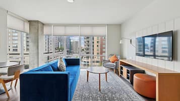 Apartamento, 2 quartos | Área de estar | TV