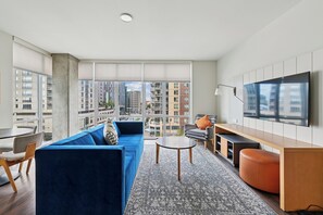 Apartament, 2 dormitoris | Sala d'estar | Televisor 