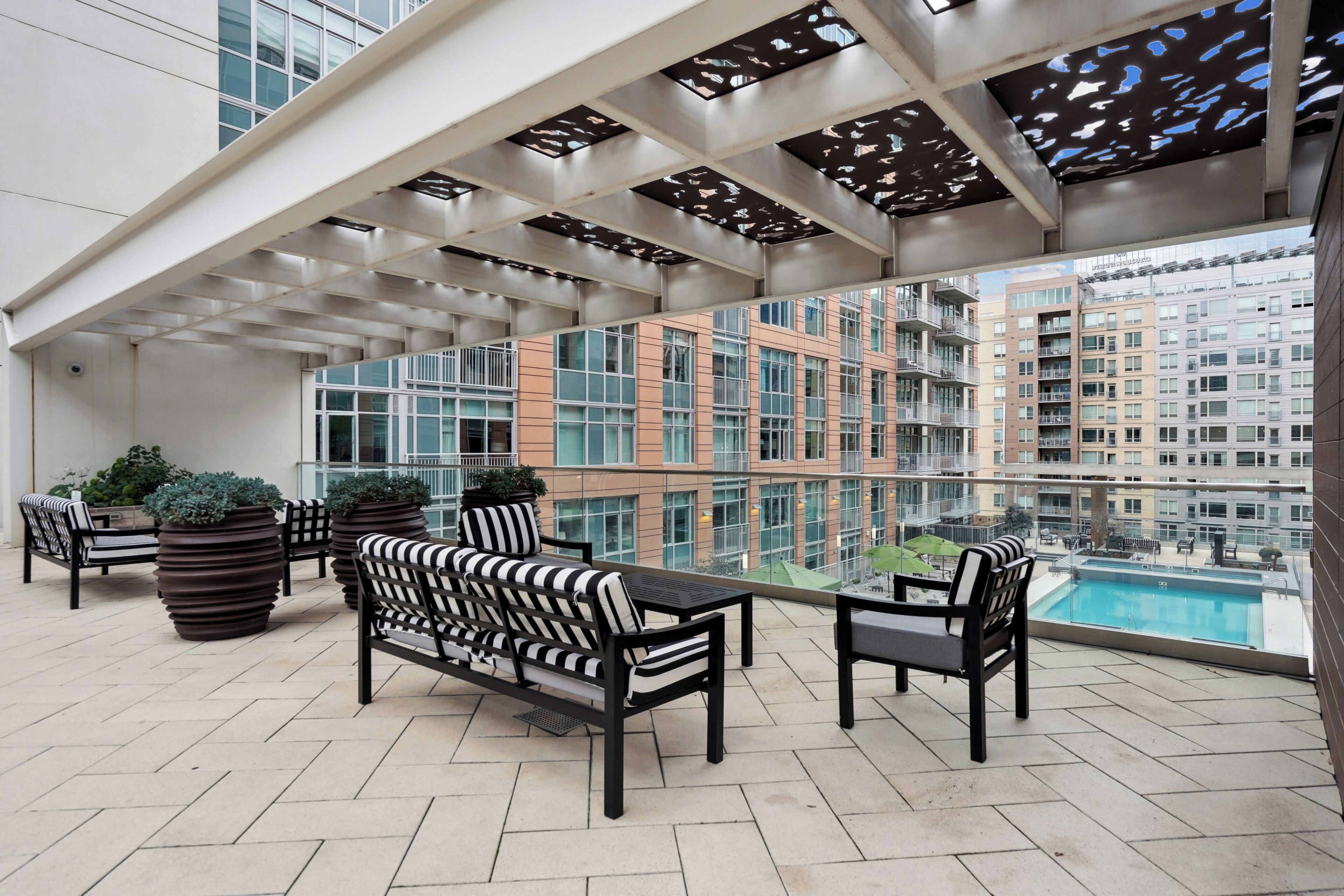 Una piscina al aire libre, tumbonas