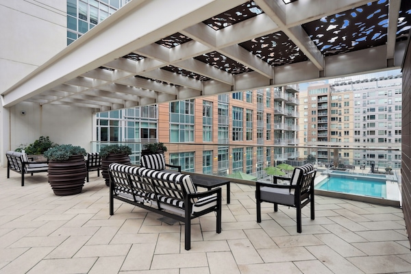 Una piscina al aire libre, tumbonas