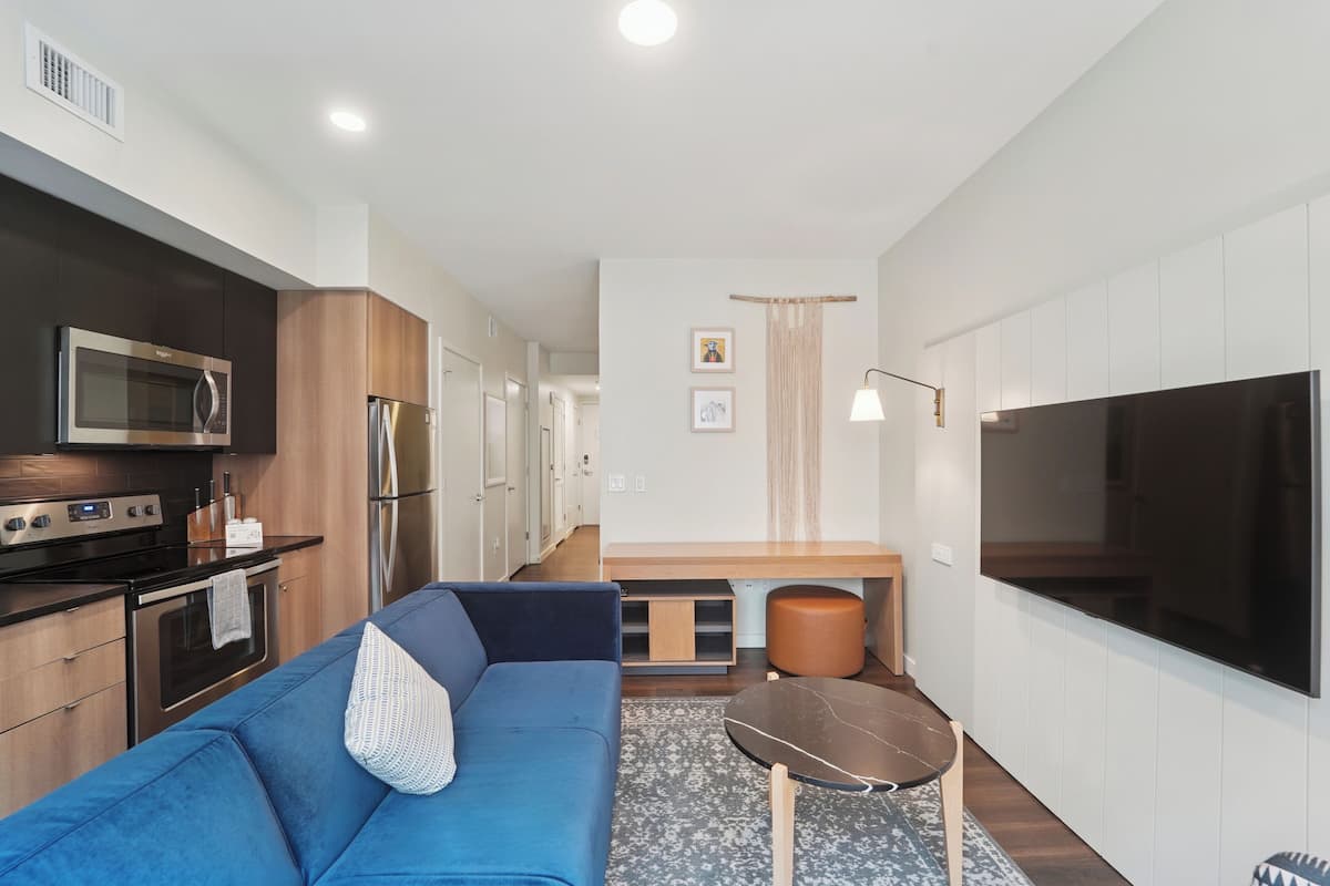 Studio, 1 Queen Bed | Living area