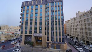 Un hotel con una facciata moderna, diversi piani e un ingresso ben visibile.