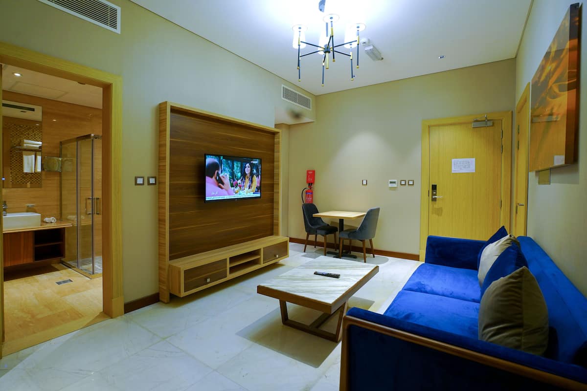 Chambre Double Supérieure | Coin séjour | Télévision LED de 24 pouces avec chaßnes par satellite, télévision