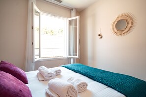 A hotel room with a bed, a window, and a wall decoration. - VILLA EYRAC - Contemporain et familial au port d'Arcachon (Arcachon)