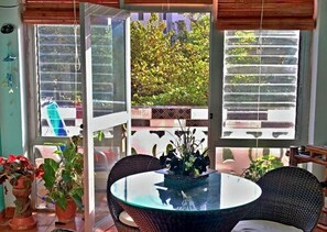 Exclusive Room, 1 Queen Bed, Sea View | Living area