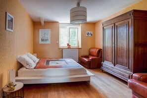 8 bedrooms, iron/ironing board, free WiFi