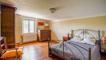 8 bedrooms, iron/ironing board, free WiFi