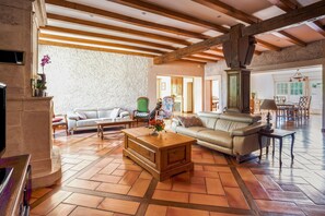 TV, fireplace, stereo