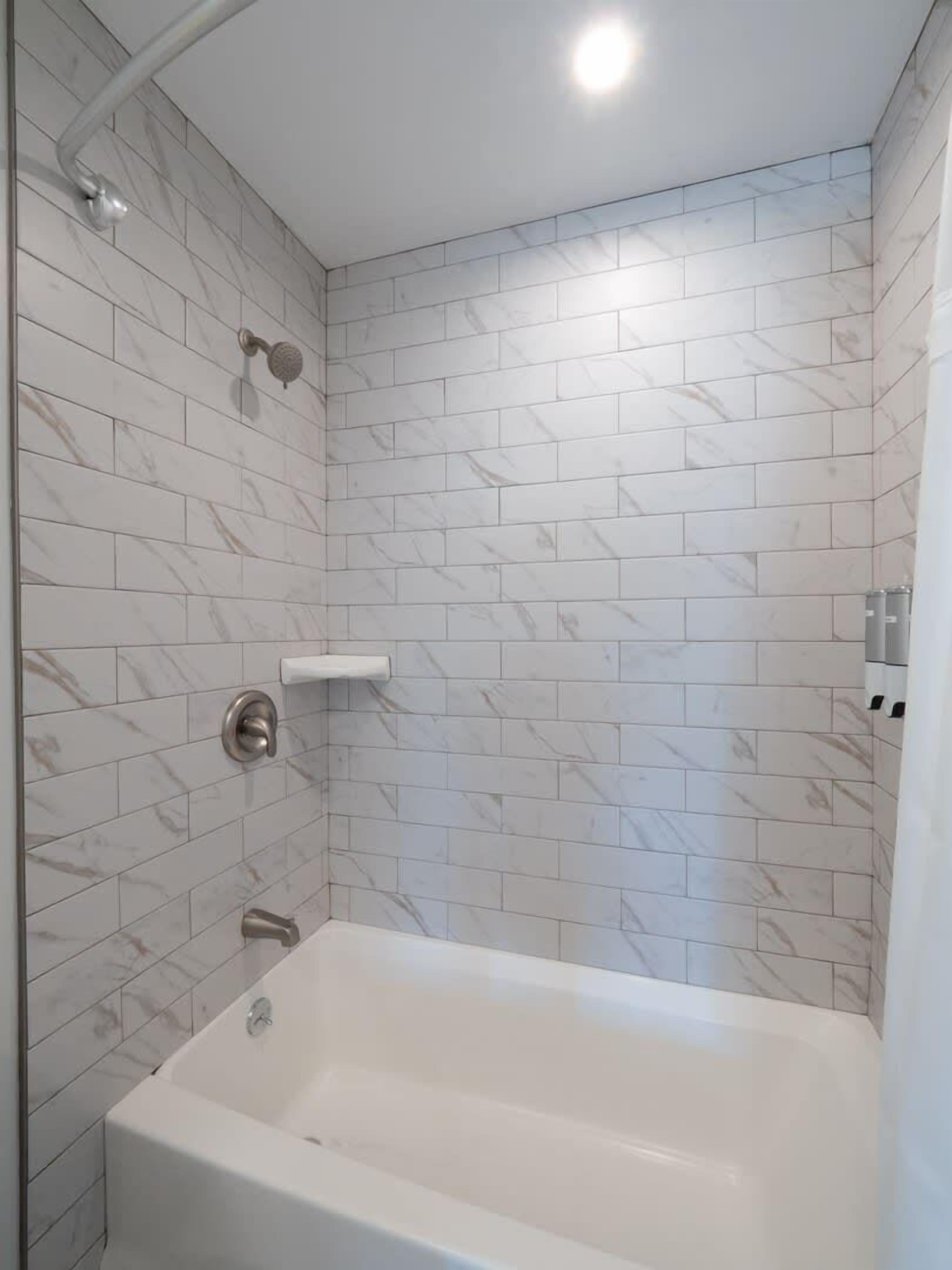 Baignoire, séchoir à cheveux, serviettes fournies