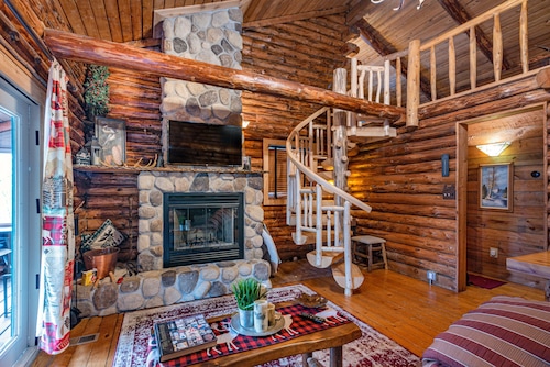 Private Log Cabin in 10 Acre Forest